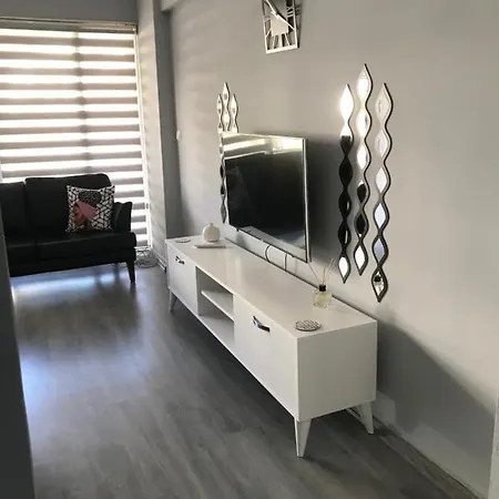 Apartment Lovely Studio In Excellent Central Location 1 Min Walk To Beach With Air/con *