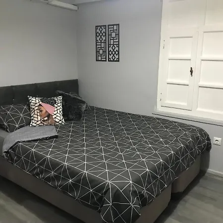 Lovely Studio In Excellent Central Location 1 Min Walk To Beach With Air/con Apartment