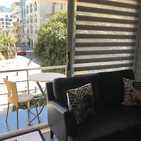Lovely Studio In Excellent Central Location 1 Min Walk To Beach With Air/con *