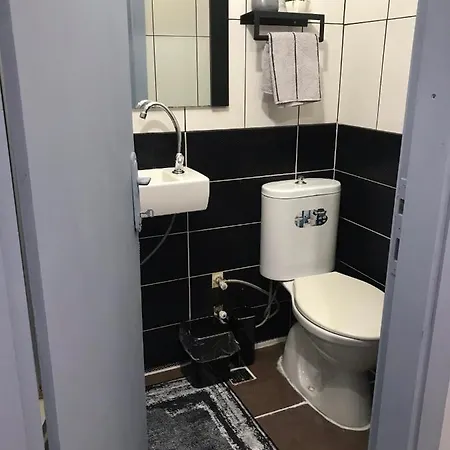 Lovely Studio In Excellent Central Location 1 Min Walk To Beach With Air/con *