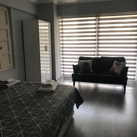 Lovely Studio In Excellent Central Location 1 Min Walk To Beach With Air/con Apartment *