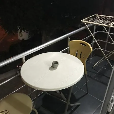 Apartment Lovely Studio In Excellent Central Location 1 Min Walk To Beach With Air/con *
